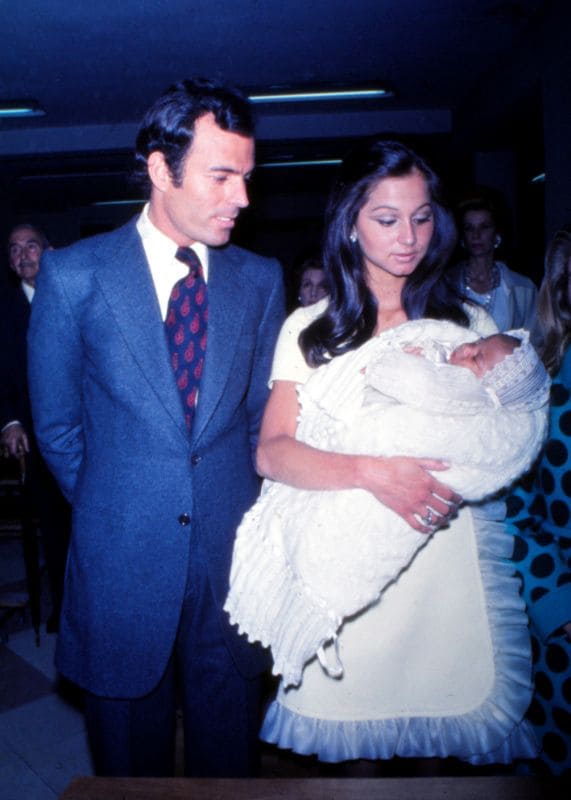 Julio Iglesias e Isabel Preysler bautizando a su hijo