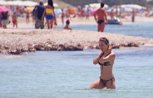 A principios del mes de julio, Sienna Miller disfrutaba de unos días de descanso en las playas de Formentera
