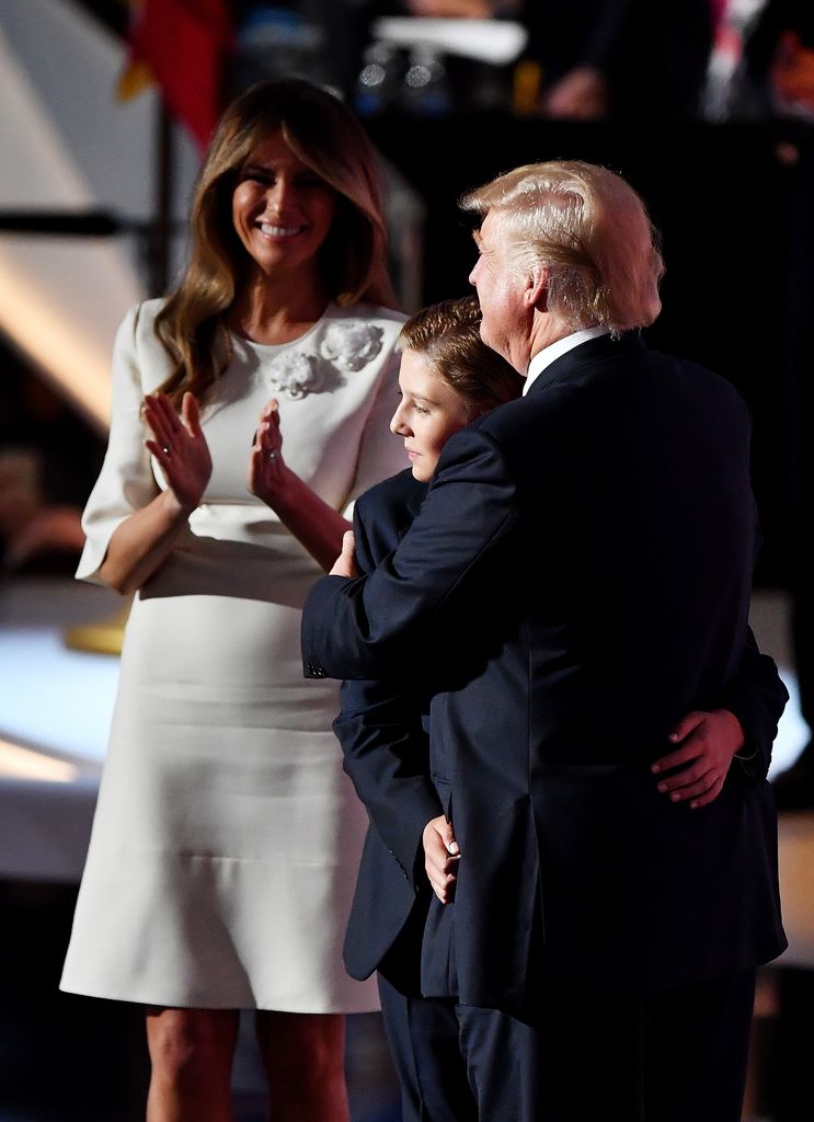 Barron abraza a su padre Donald Trump tras uno de sus discursos en Ohio en julio de 2016