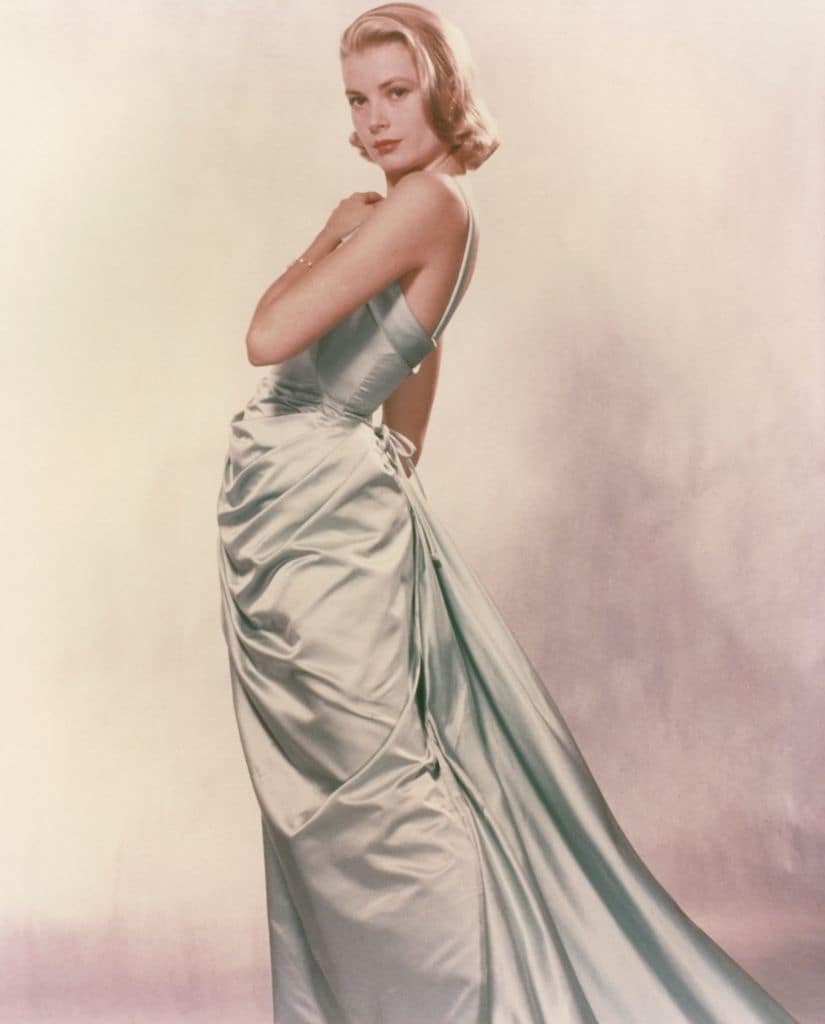 Grace Kelly con vestido de satén verde en un retrato publicitario en un estudio en 1955