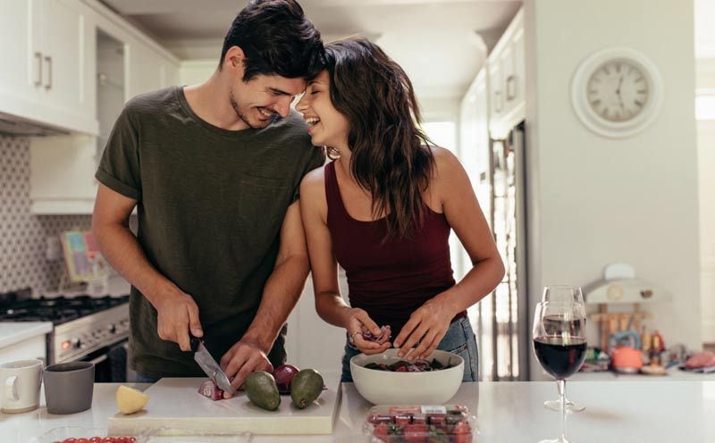 pareja cocina