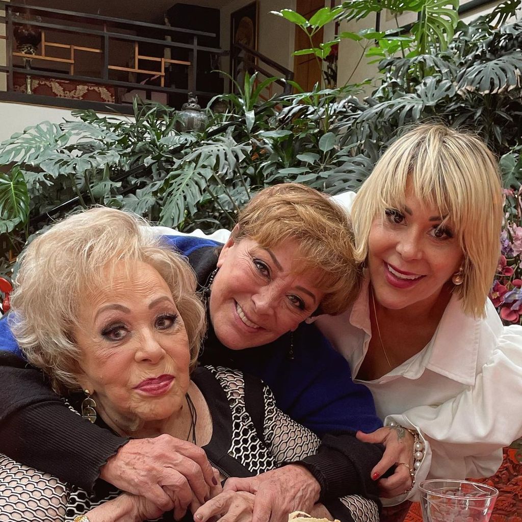 Silvia Pinal con sus hijas