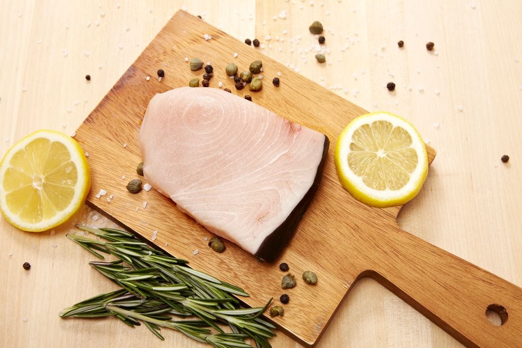 filete de emperador en una tabla de cocina