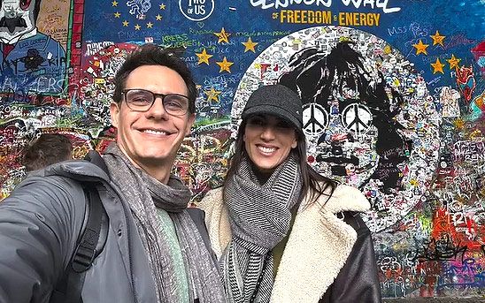 Selfie de Christian Gálvez y Patricia Pardo con el muro de Lennon a su espalda