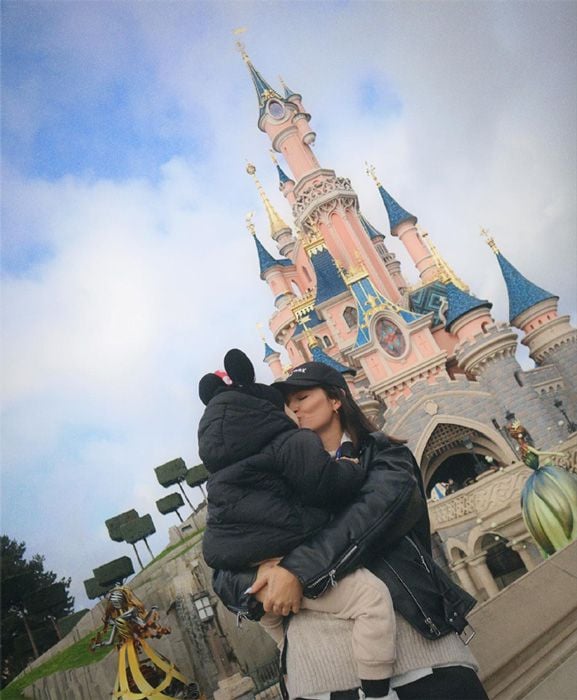 laura escanes con su hija en París