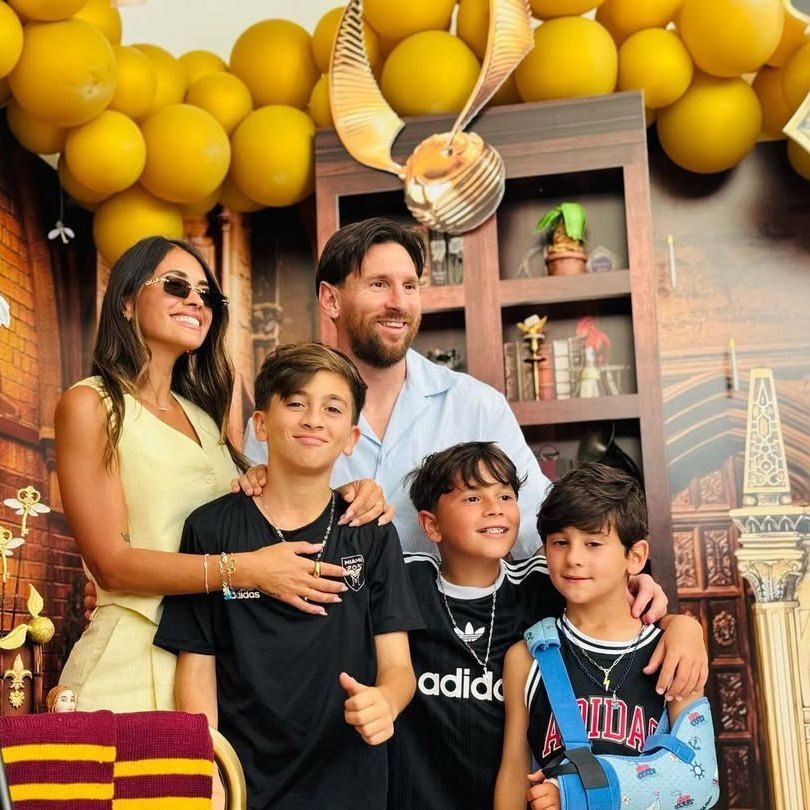 Antonela Roccuzzo y Leo Messi con sus hijos en Universal, L.A.