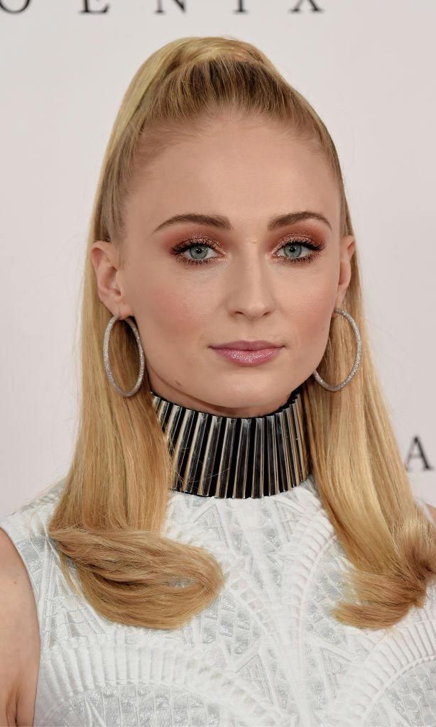 sophie turner con flip hairstyle