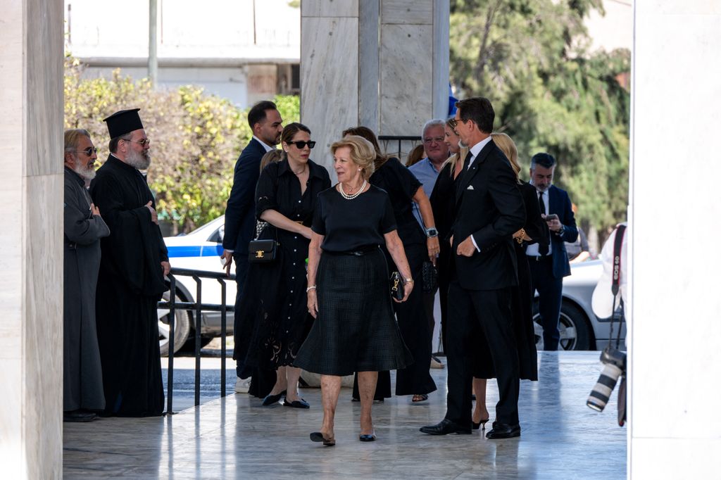 Ana María de Grecia y sus hijos en el funeral de Miguel de Grecia el 1 de agosto de 2024 en Atenas 
