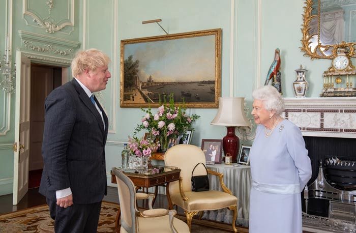 Isabel II y Boris Johnson