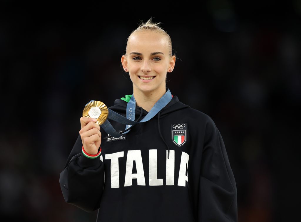 La gimnasta italiana D'Amato se llevó el oro en la viga de equilibrio en París 2024.