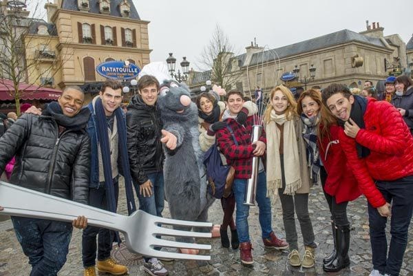 Martina Stoessel (Violetta), Diego Domínguez (Diego), Jorge Blanco (León) y Mercedes Lambre (Ludmila) son algunos de los que participan en la gira del grupo juvenil 