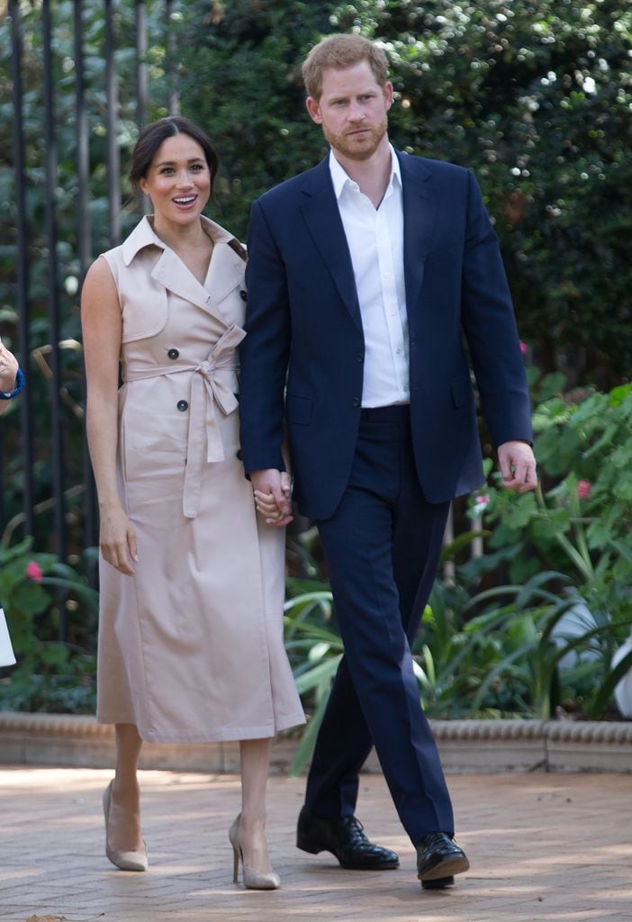 Harry y Meghan a su llegada a Johannesburgo, Sudáfrica, en octubre de 2019. Entonces eran representates de Isabel II y del Reino Unido. 