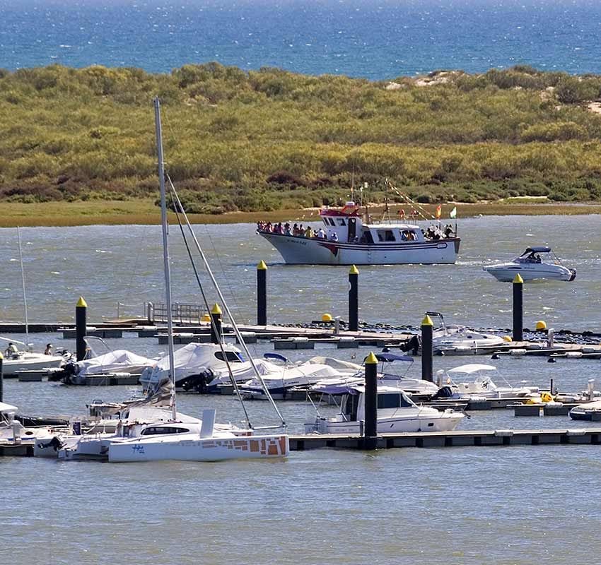 Ferry en dirección a las playas de La Flecha, El Rompido, Huelva