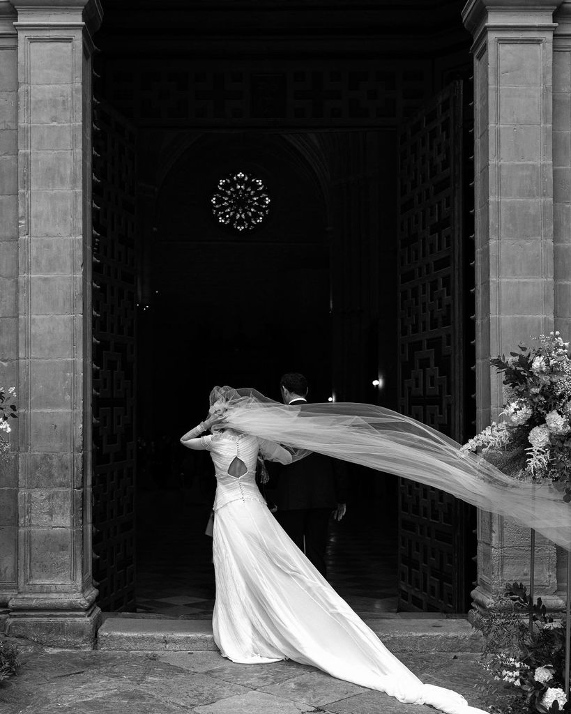 Entrada de una novia a la iglesia