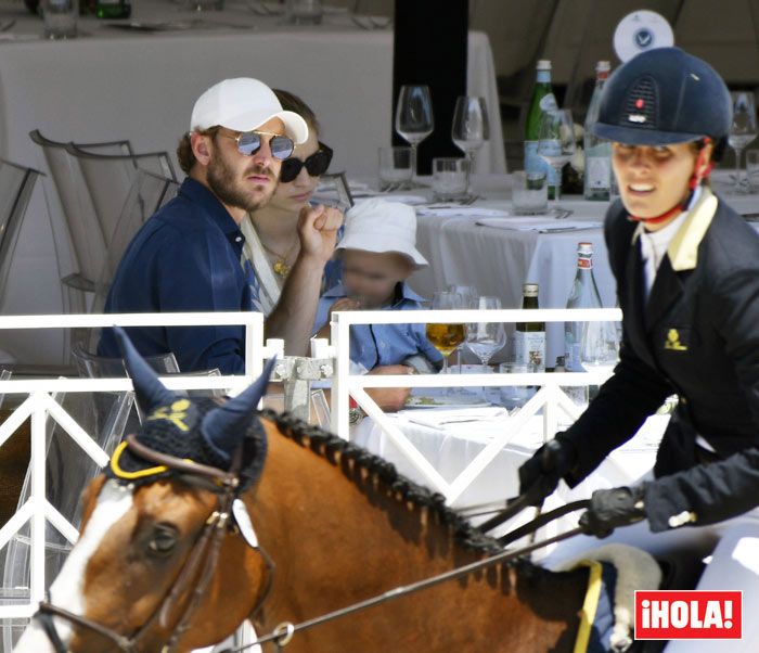 Beatrice Borromeo junto a su familia