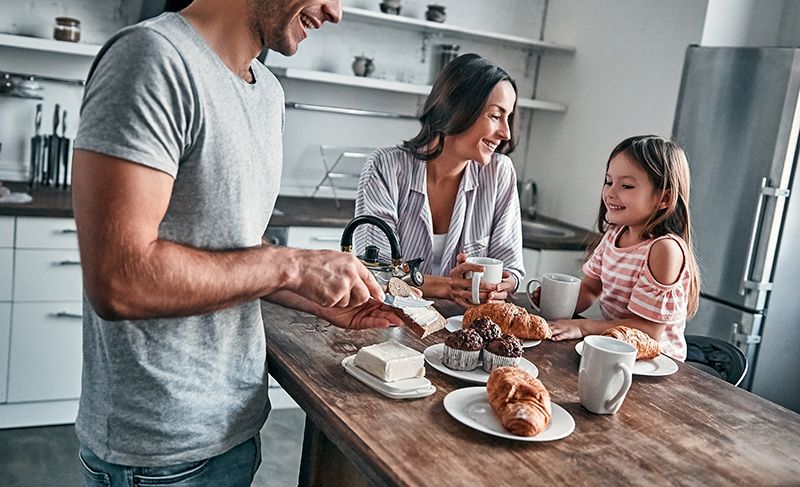 Familia cocinando con mantequilla