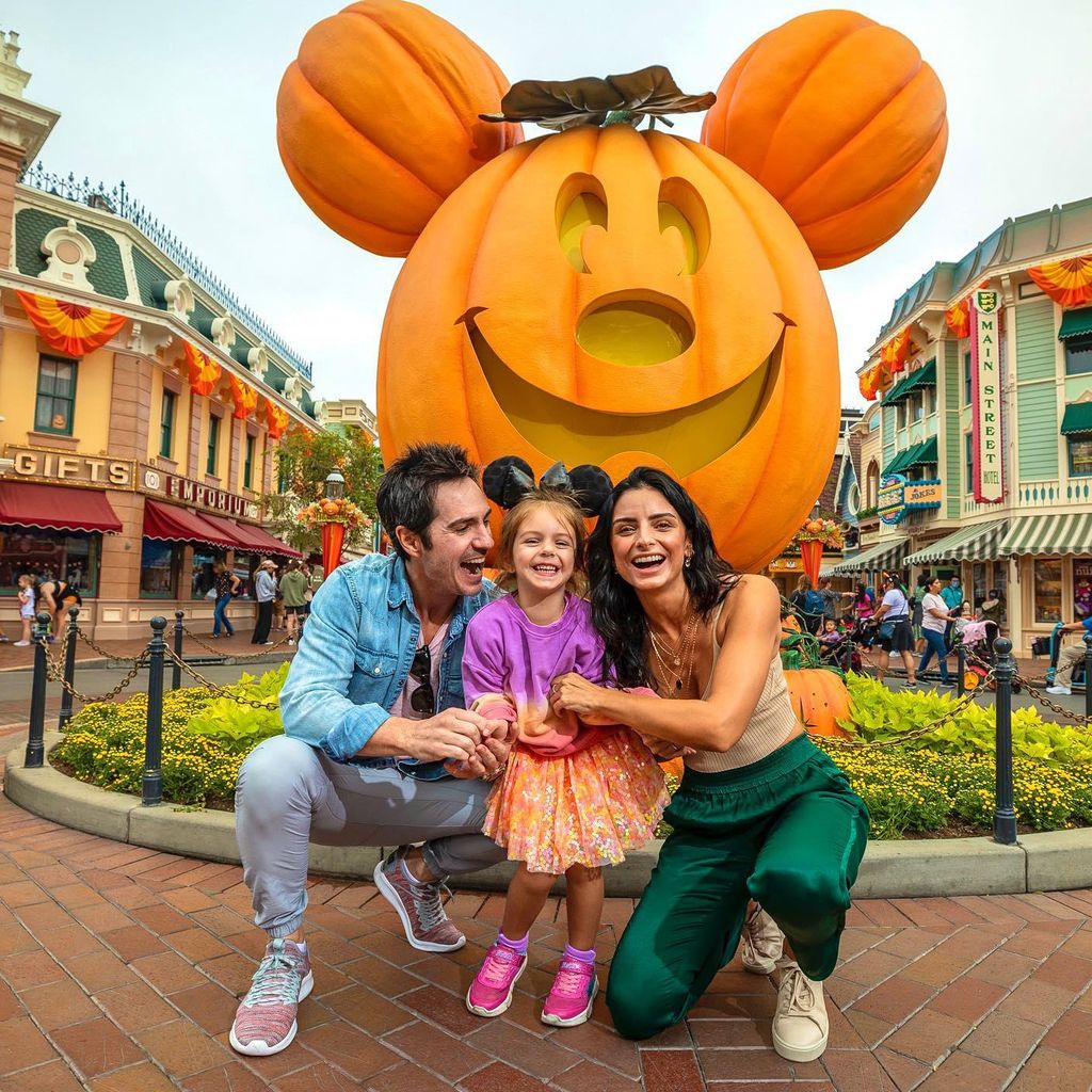 Aislinn Derbez y Mauricio Ochmann con su hija Kailani en Disneyland, en Anaheim, California