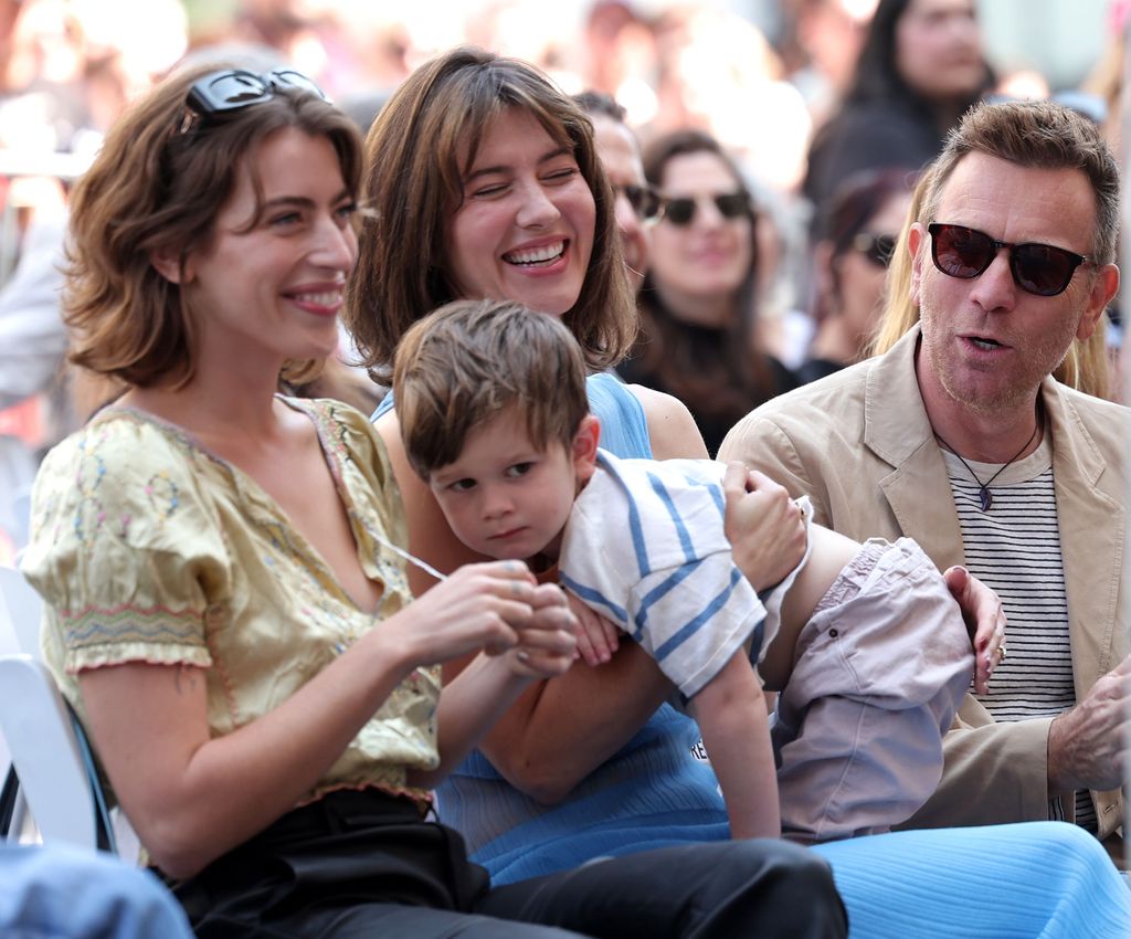 Ewan McGregor junto a su mujer, Mary Elizabeth Winstead, y sus hijos el día que recibe la Estrella de la Fama el 12 septiembre de 2024