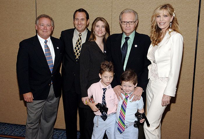 Larry King con sus hijos