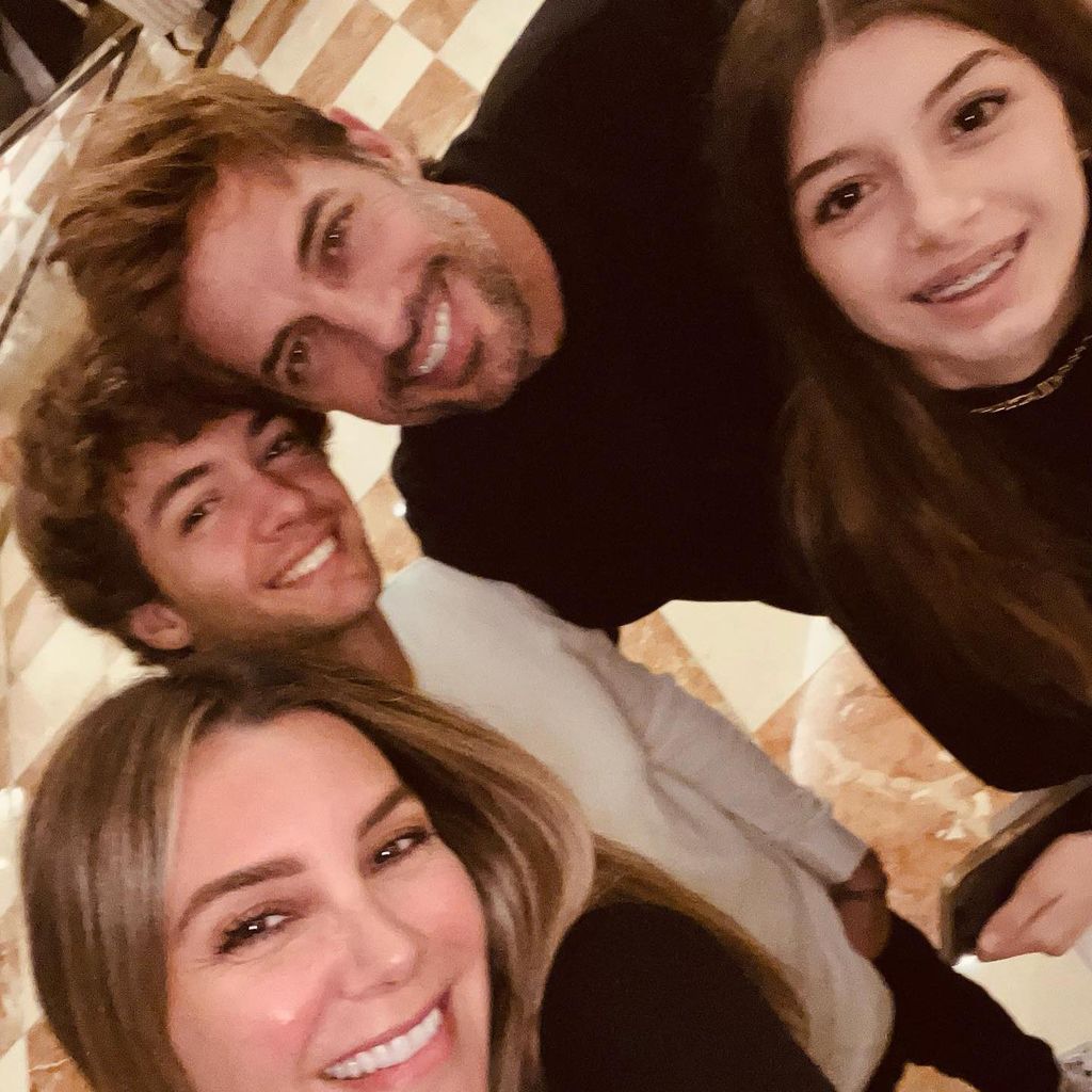 William Levy con Elizabeth y sus hijos