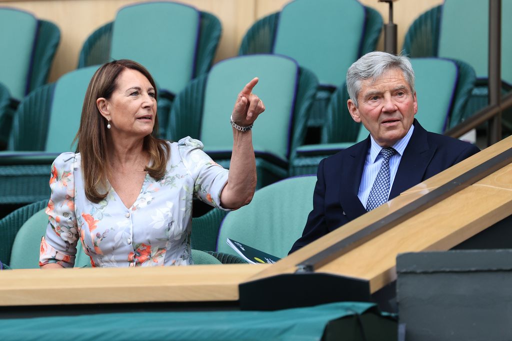 Carole y Michael Middleton, padres de la princesa de Gales, en el Royal Box durante una jornada del Campeonato de Wimbledon 2022