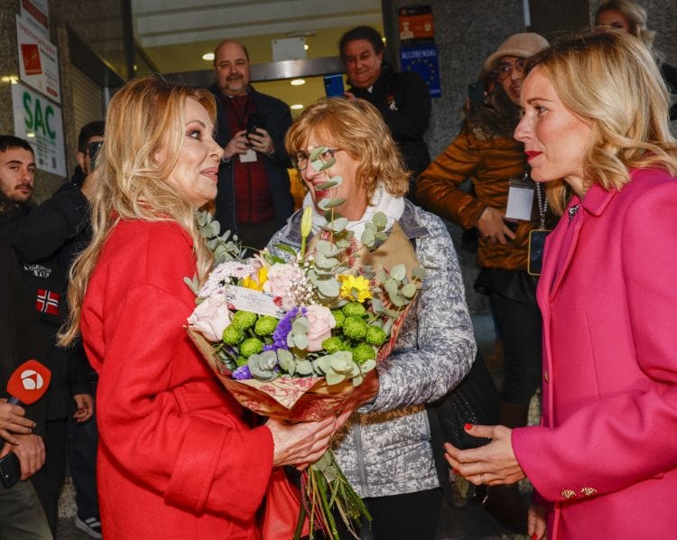 Ana Obregón con un ramo de flores