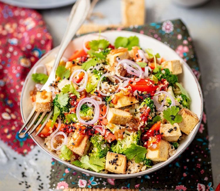 Ensalada de quinoa con tofu, brócoli y aderezo de 'peanut butter'