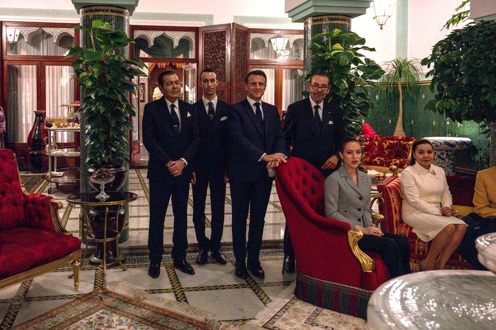 Mohamed VI con Moulay Hassan y Lalla Khadija en la recepción al matrimonio Macron el 28 de octubre de 2024