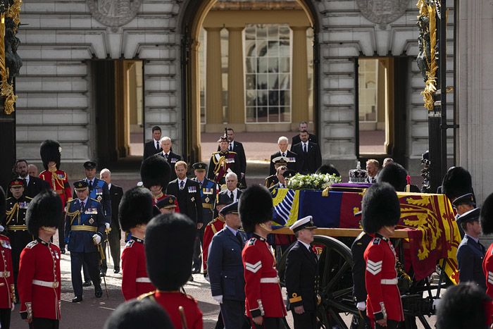 cortejo fúnebre de Isabel II salida de buckingham 