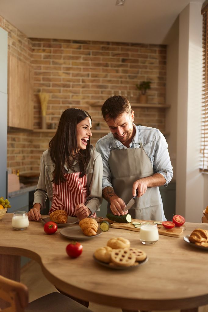 pareja cocinando