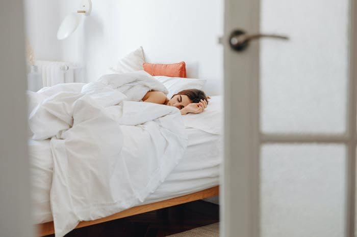 mujer descansando en la cama