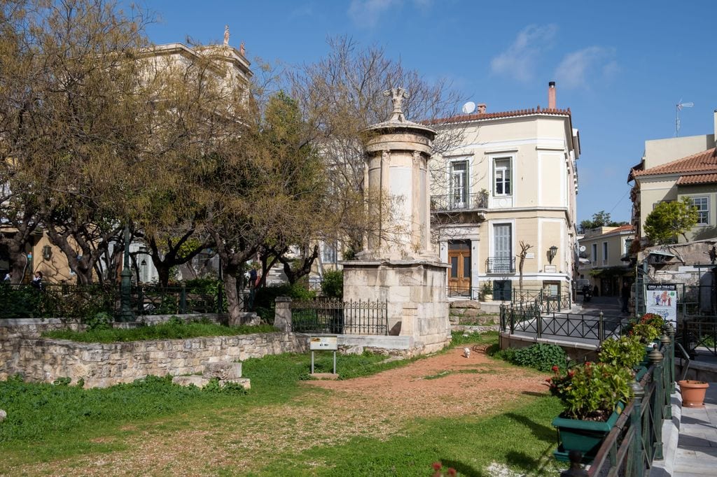 Linterna de Lisícrates en el barrio ateniense de Plaka, Grecia