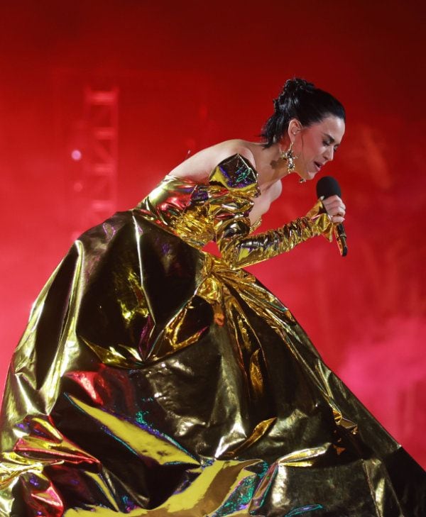 Katy Perry con vestido dorado de Vivienne Westwood en el concierto por la coronación de Carlos III