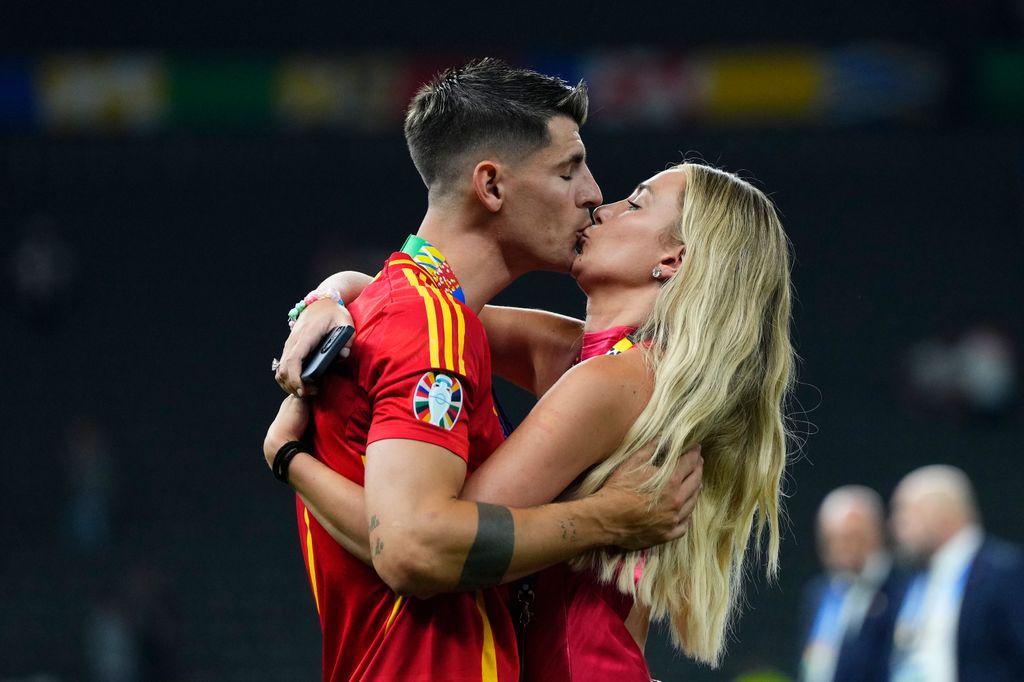 Alvaro morata y alice campello besándose en la final de la eurocopa