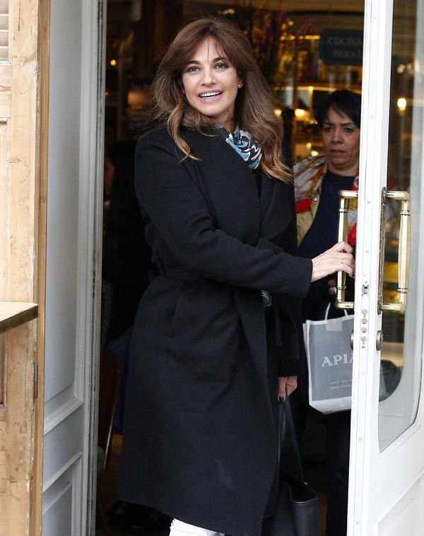 Mariló Montero, objetivo de las cámaras, feliz a la salida del restaurante en el que disfrutó de una agradable comida con su hijo 