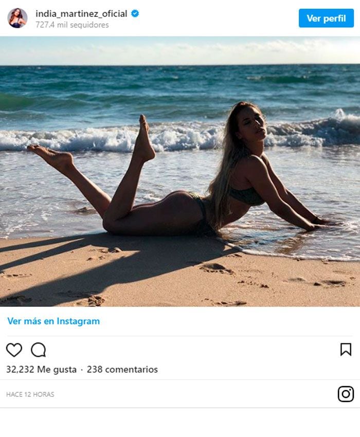 India Martínez en la orilla de la playa