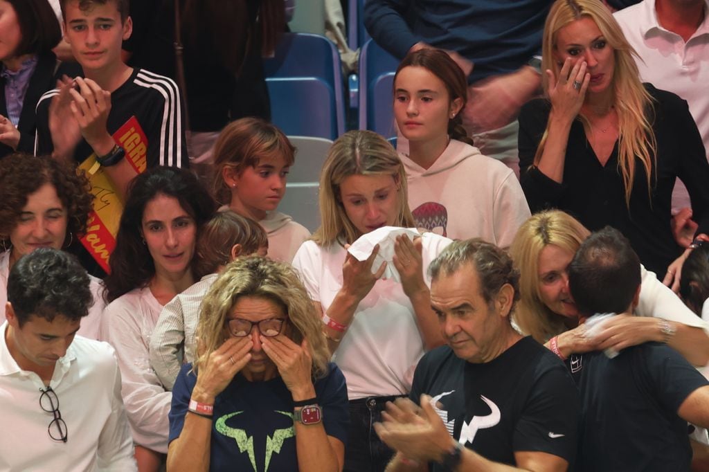 Mery Perelló, Maribel Nadal y Ana María Parera lloran tras escuchar a Rafa Nadal en su discurso de adiós del tenis en Málaga, el 19 de noviembre de 2024