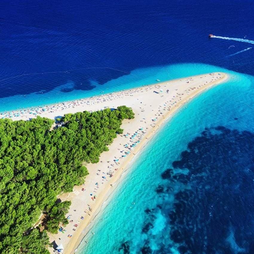 Espectacular playa de Zlatni Rat en la isla de Brač.