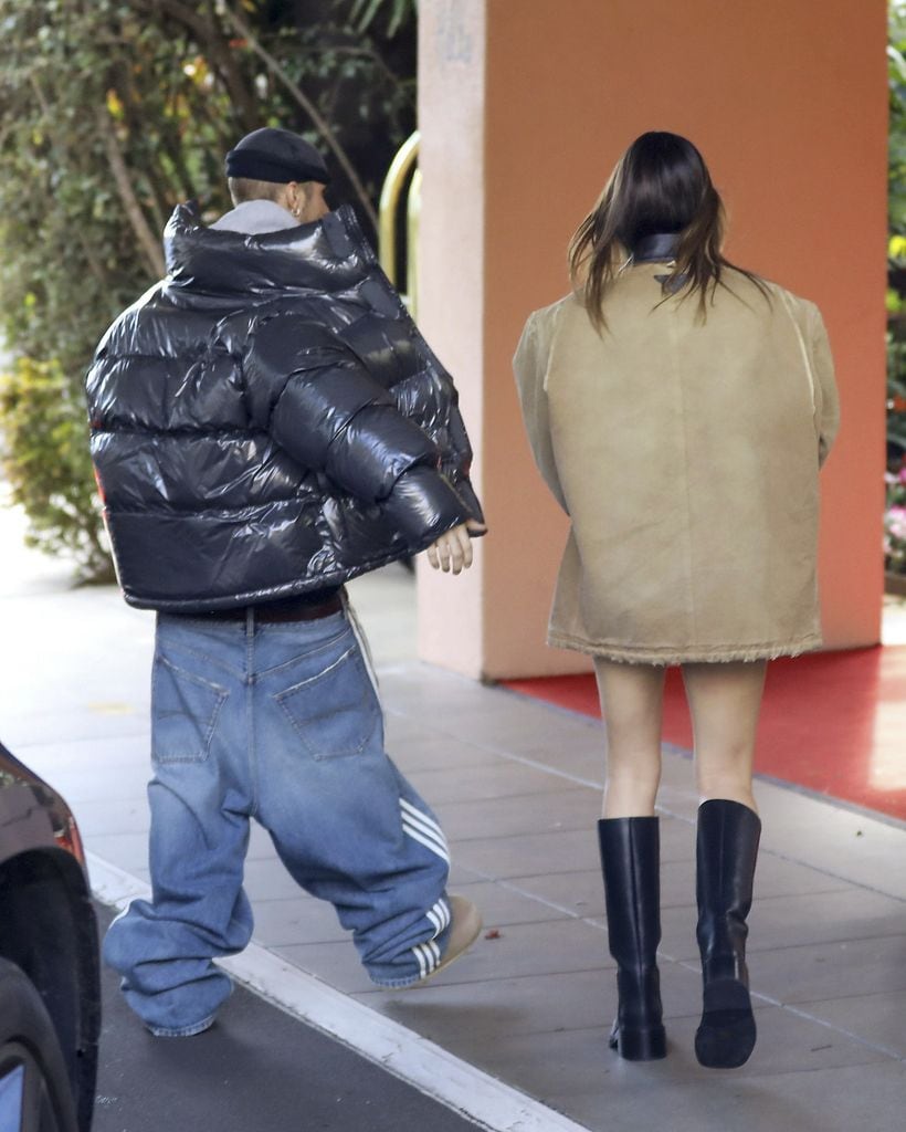 Justin y Hailey Bieber fueron vistos llegando al Hotel Beverly Hills para un almuerzo romántico de San Valentín, poniendo fin a las recientes especulaciones sobre su relación. 