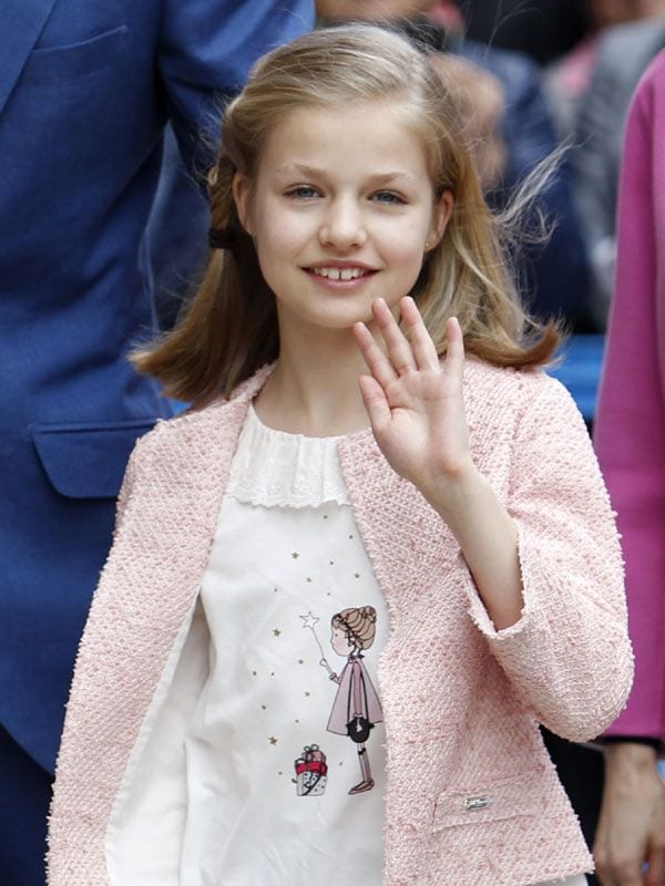 La princesa Leonor estaba muy guapa con su chaqueta rosa palo y una camiseta con un divertido dibujo
