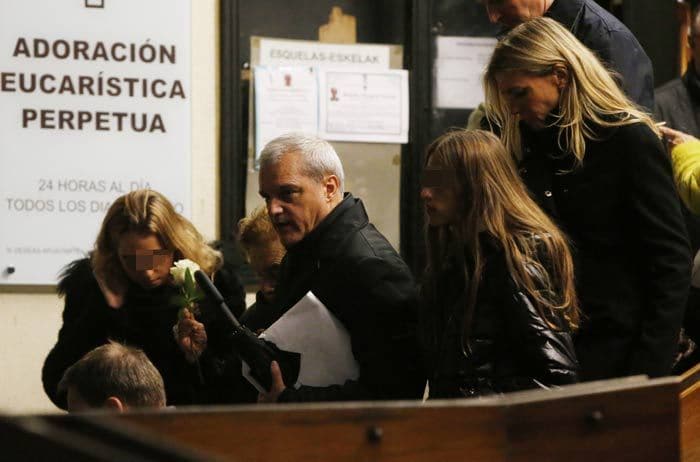 Ramón García despide a su padre arropado por su mujer, Patricia Cerezo, y sus hijas