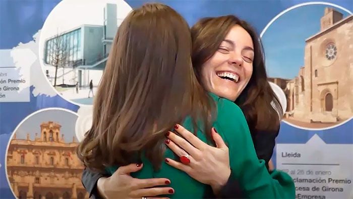 El abrazo de la reina Letizia a Vicky Luengo