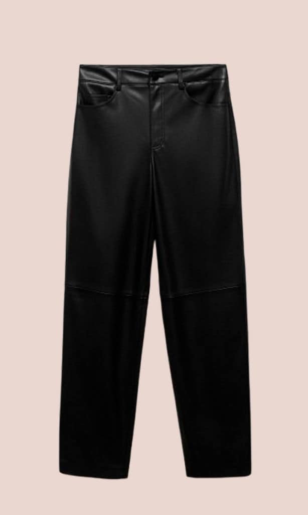 Pantalón recto efecto piel (35,99 euros)