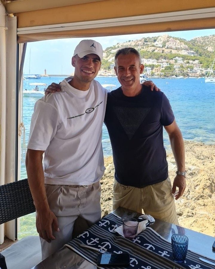 Carlos Alcaraz y Pep Calafell Vera, propietario restaurante Rocamar en Mallorca, agosto 2024