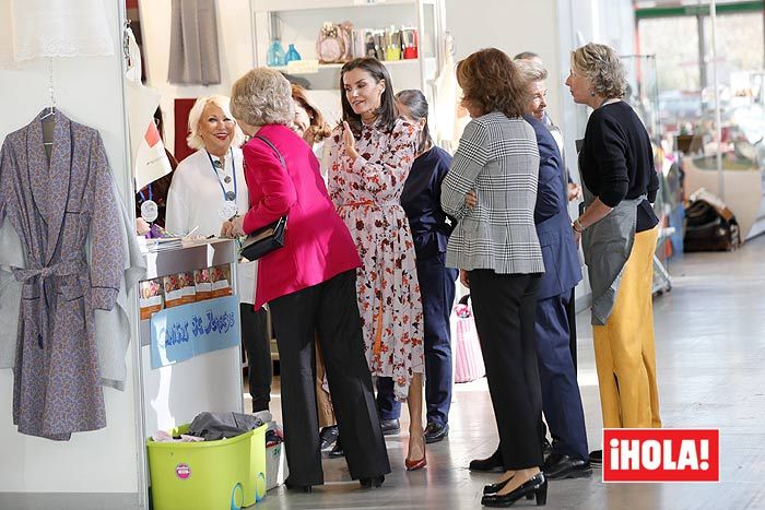 Un vestido, un broche y adornos navideños: todos los detalles de las compras de las reinas en el rastrillo