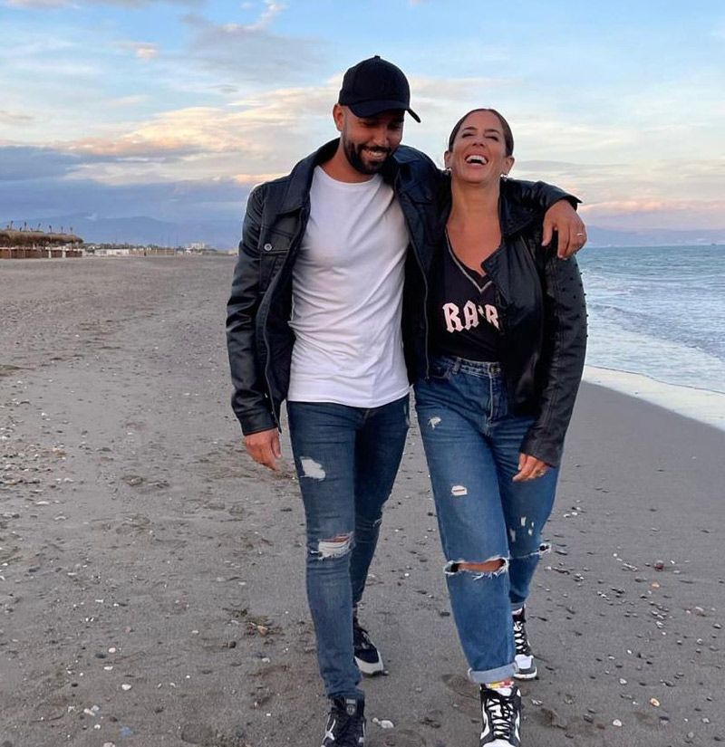 Omar Sánchez y Anabel Pantoja paseando por la playa