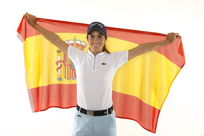 Azahara Muñoz posa con la bandera de España
