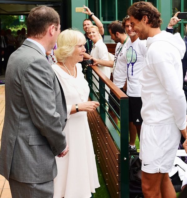 Rafa Nadal también protagonizó otro de los momentos de la jornada cuando recibió la visita de la Duquesa de Cornualles en el All England Lawn Tennis and Croquet Club. "Rafa, me alegra mucho conocerte (...) Espero que ganes", le dijo la esposa del príncipe Carlos de Inglaterra. 
