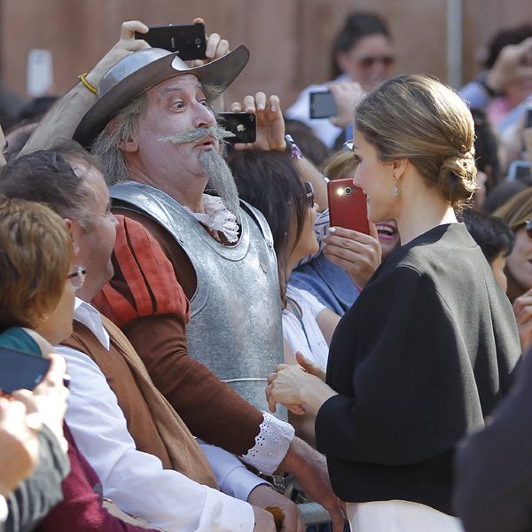 La Reina ha protagonizado un divertido encuentro en Villanueva de los Infantes con Don Quijote y Sancho Panza 
