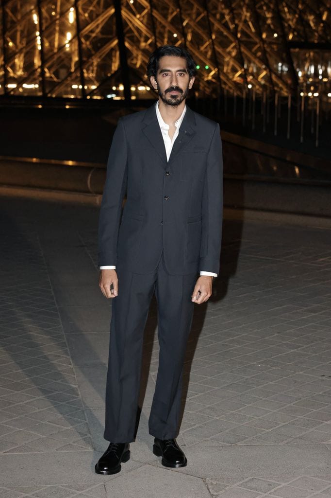 Dev Patel en un traje hecho a la medida de Gucci      